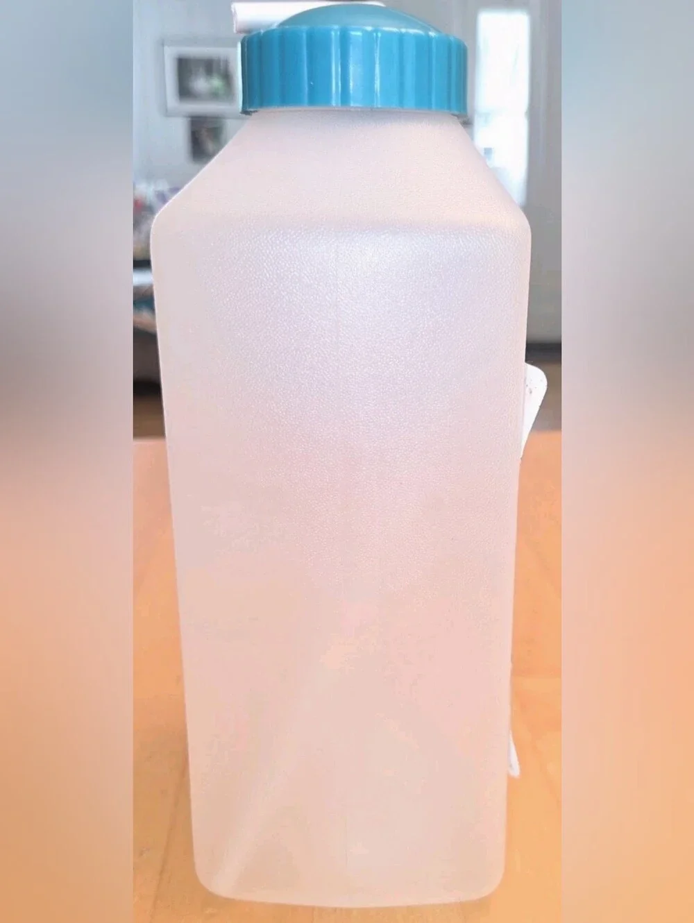Rubbermaid 1995 NENWT Sippn Servin' Saver 2qt Leak Proof Water Straw Bottle 3092